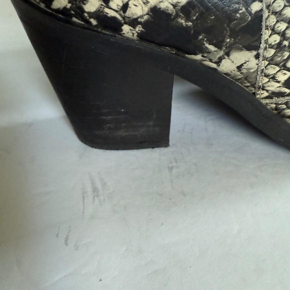 Blondo Elvina Waterproof Ankle Boots Snakeskin Print Leather Size 7 Western - Picture 15 of 15